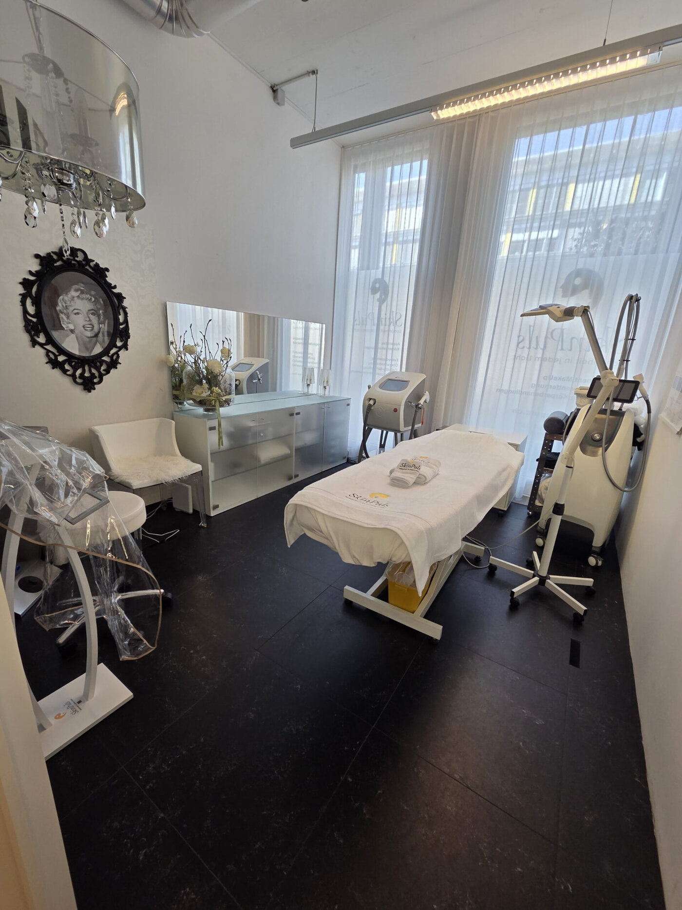 Behandlungsraum bei SkinPuls in Root